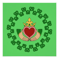 Claddagh und grüne Knüpfarbeit