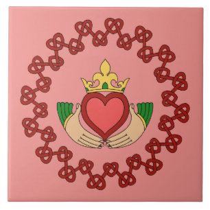 Claddagh und rote Knüpfarbeit auf Rosa Fliese