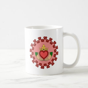 Claddagh und Rote Knüpfarbeit auf Rosa Kaffeetasse