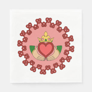 Claddagh und Rote Knüpfarbeit auf Rosa Serviette
