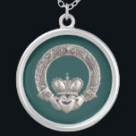 Claddagh Versilberte Kette<br><div class="desc">Führen Sie Ihren irischen und keltischen Stolz mit diesen Claddagh Geschenken für jede mögliche Gelegenheit vor. Entstehend vom irischen Fischerdorf von Claddagh nahe Galway Irland, ist der Claddagh Ring im irischen Erbe als Freundschaft und Ehering populär. Dieser traditionelle Entwurf besteht aus zwei umklammerten Händen, die ein gekröntes Herz halten und...</div>