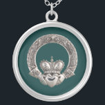 Claddagh Versilberte Kette<br><div class="desc">Führen Sie Ihren irischen und keltischen Stolz mit diesen Claddagh Geschenken für jede mögliche Gelegenheit vor. Entstehend vom irischen Fischerdorf von Claddagh nahe Galway Irland, ist der Claddagh Ring im irischen Erbe als Freundschaft und Ehering populär. Dieser traditionelle Entwurf besteht aus zwei umklammerten Händen, die ein gekröntes Herz halten und...</div>