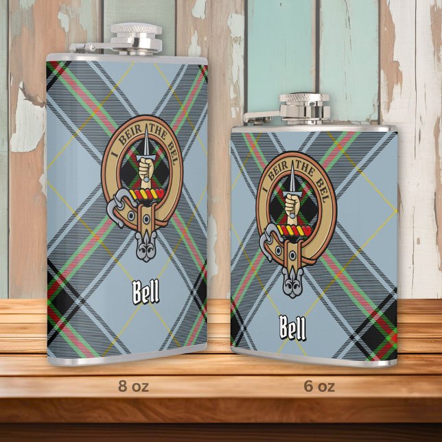 Clan Bell Wappen über Tartan Flachmann (Von Creator hochgeladen)