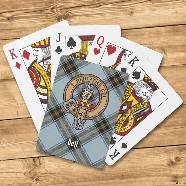 Clan Bell Wappen über Tartan Spielkarten (Von Creator hochgeladen)