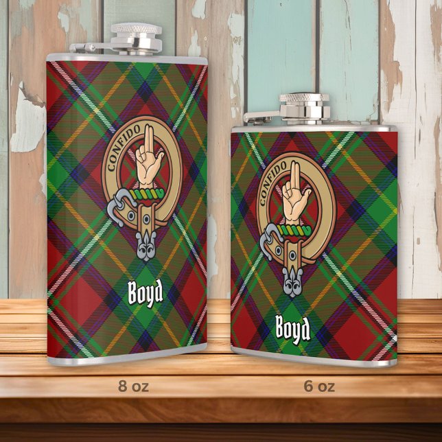 Clan Boyd Wappen über Tartan Flachmann (Von Creator hochgeladen)