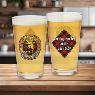 Clan Brown Wappen über Tartan Glas