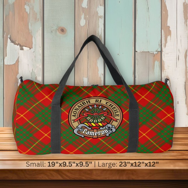 Clan Cameron Wappen über Tartan Duffle Bag (Von Creator hochgeladen)