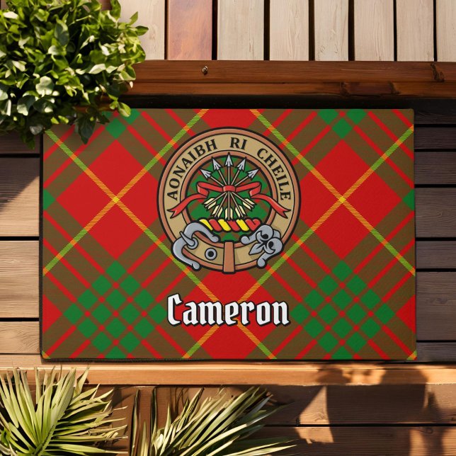Clan Cameron Wappen über Tartan Fußmatte (Von Creator hochgeladen)