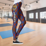 Clan Carnegie Wappen über Tartan Leggings<br><div class="desc">Clan Carnegie Wappen Abzeichen umgeben von einem Gurt und Schnalle über Tartan Hintergrund. Eigener Text.</div>