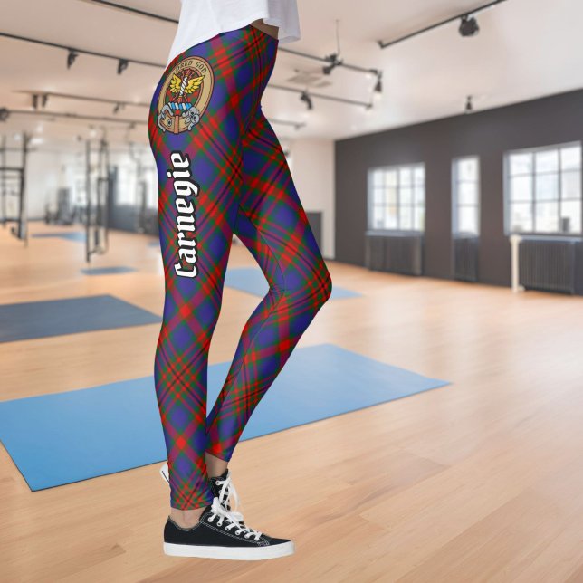 Clan Carnegie Wappen über Tartan Leggings (Von Creator hochgeladen)