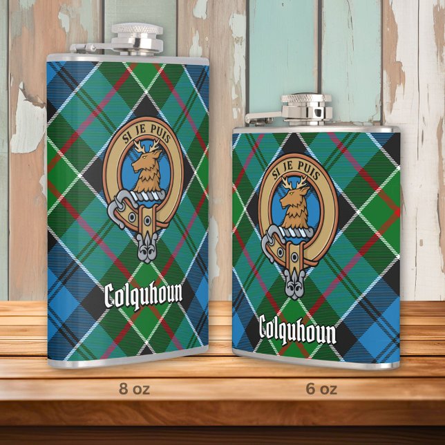 Clan Colquhoun Wappen über Tartan Flachmann (Von Creator hochgeladen)