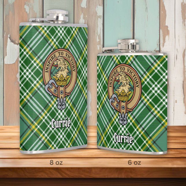 Clan Currie Lion Wappen über Tartan Flachmann (Von Creator hochgeladen)