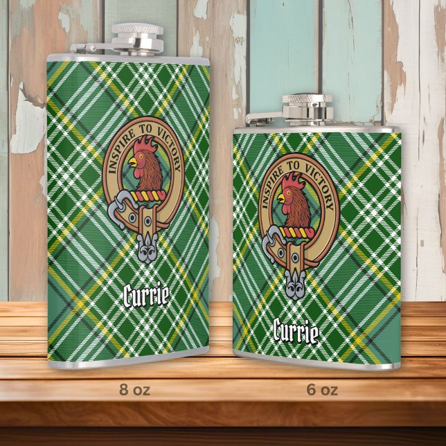 Clan Currie Rooster Wappen über Tartan Flachmann (Von Creator hochgeladen)