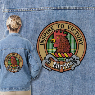 Clan Currie Rooster Wappen über Tartan Jeansjacke