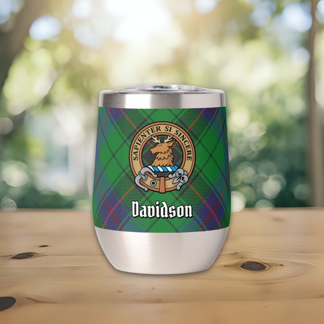 Clan Davidson Wappen über Tartan (Von Creator hochgeladen)