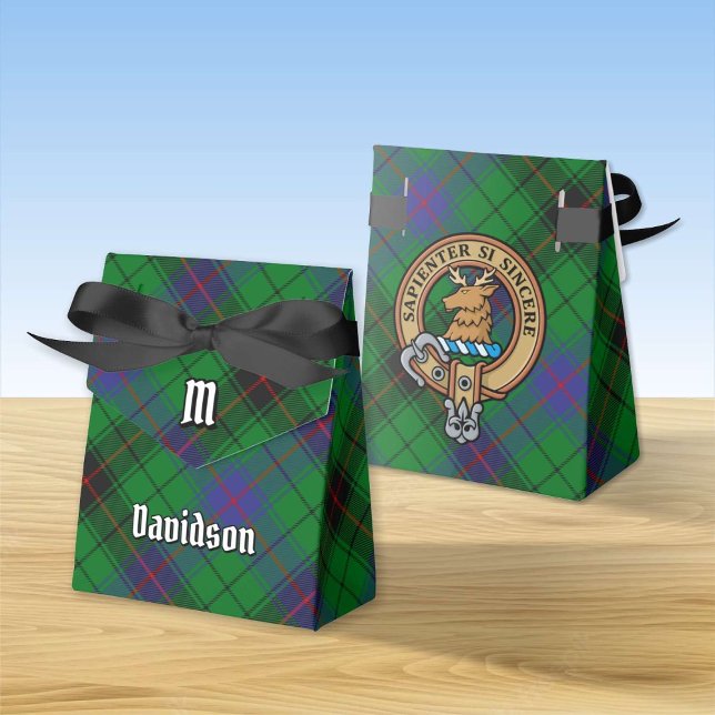 Clan Davidson Wappen über Tartan Geschenkschachtel (Von Creator hochgeladen)