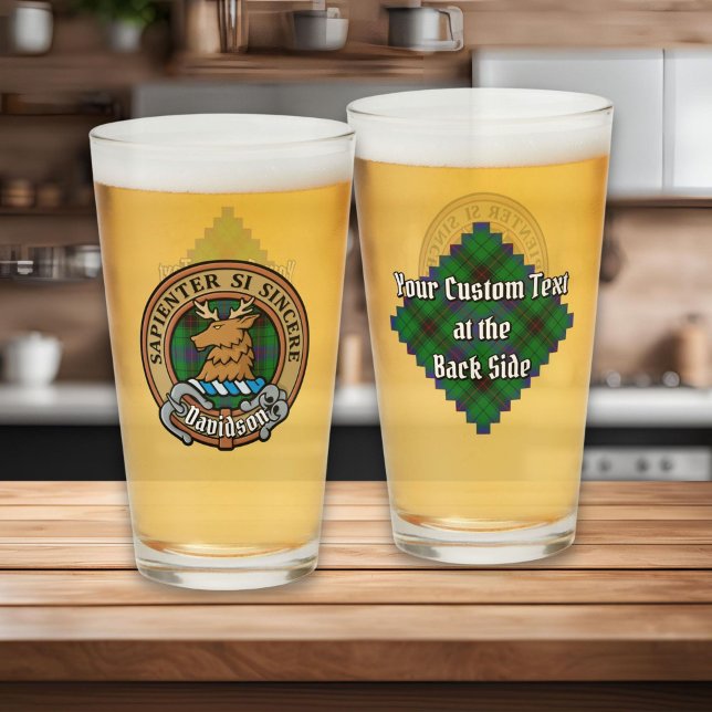 Clan Davidson Wappen über Tartan Glas (Von Creator hochgeladen)