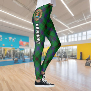 Clan Davidson Wappen über Tartan Leggings