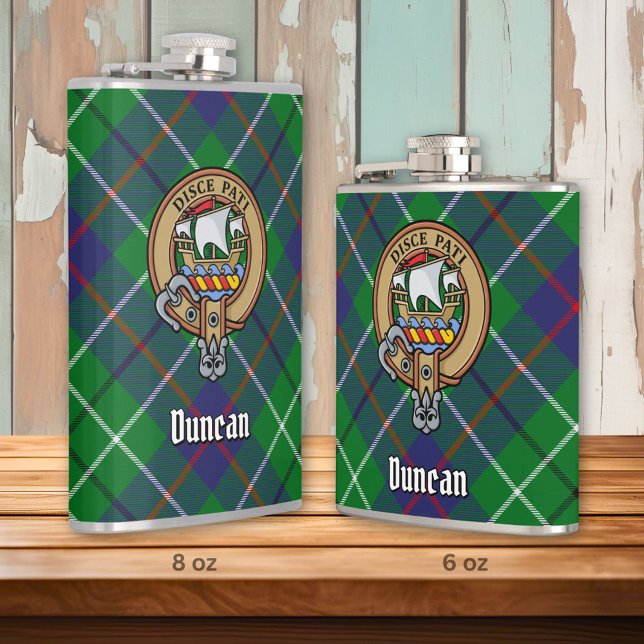 Clan Duncan Wappen über Tartan Flachmann (Von Creator hochgeladen)