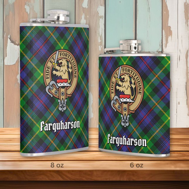 Clan Farquharson Wappen über Tartan Flachmann (Von Creator hochgeladen)