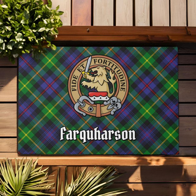 Clan Farquharson Wappen über Tartan Fußmatte (Von Creator hochgeladen)