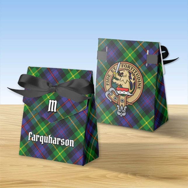 Clan Farquharson Wappen über Tartan Geschenkschachtel (Von Creator hochgeladen)
