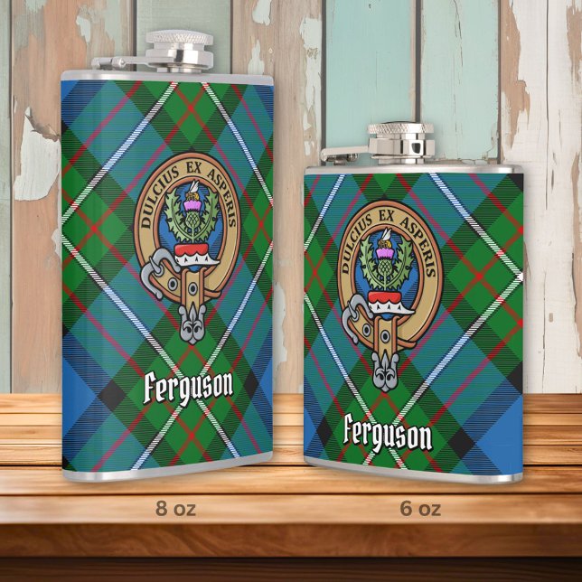 Clan Ferguson Wappen über Tartan Flachmann (Von Creator hochgeladen)