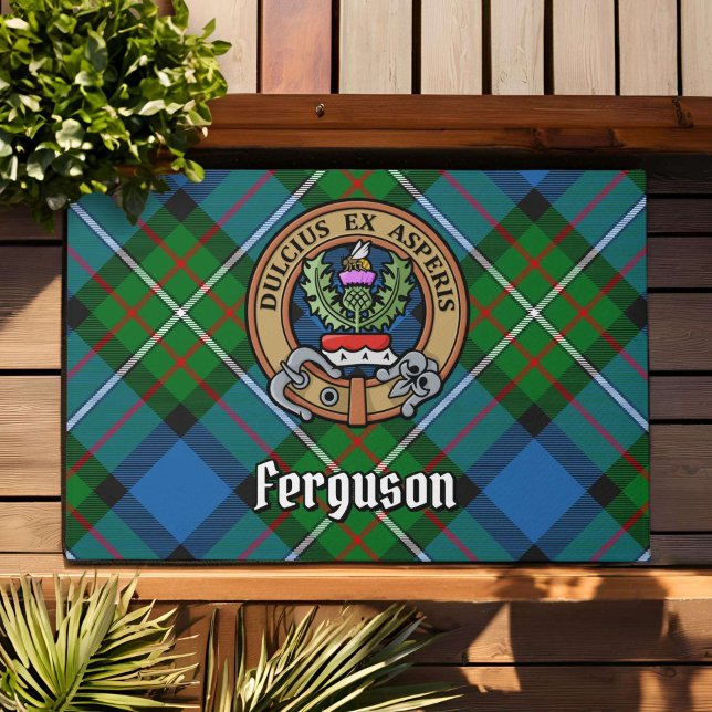 Clan Ferguson Wappen über Tartan Fußmatte (Von Creator hochgeladen)