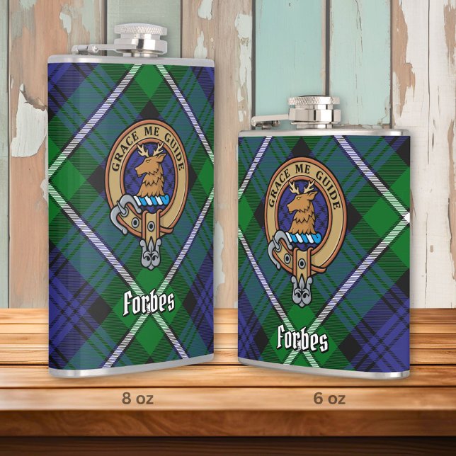 Clan Forbes Wappen über Tartan Flachmann (Von Creator hochgeladen)