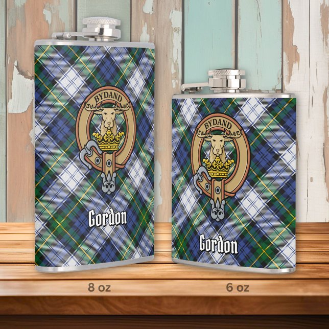 Clan Gordon Wappen über Dress Tartan Flachmann (Von Creator hochgeladen)