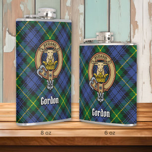 Clan Gordon Wappen über Tartan Flachmann