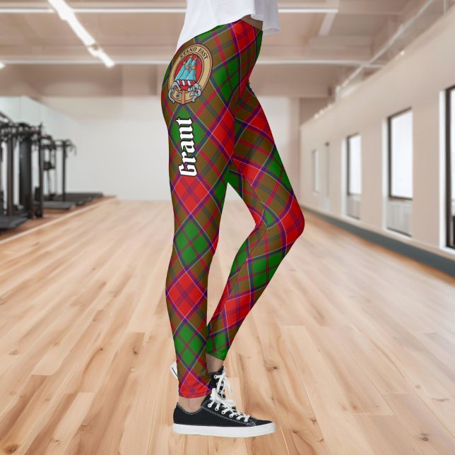 Clan Grant-Wappen über Tartan Leggings (Von Creator hochgeladen)