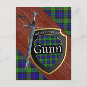 Clan Gunn Tartan Sword & Shield Postkarte