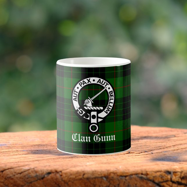 Clan Gunn Wappen Abzeichen und Tartan Kaffeetasse (Von Creator hochgeladen)