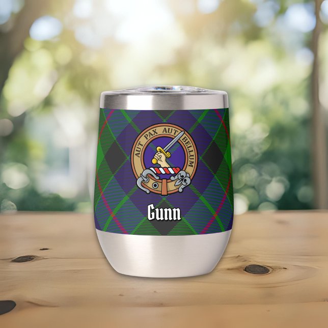 Clan Gunn Wappen über Tartan (Von Creator hochgeladen)