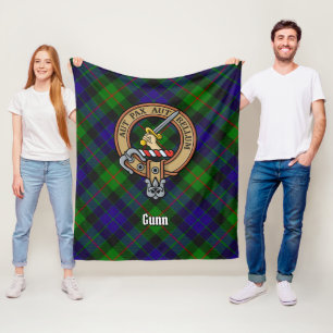 Clan Gunn Wappen über Tartan Fleecedecke
