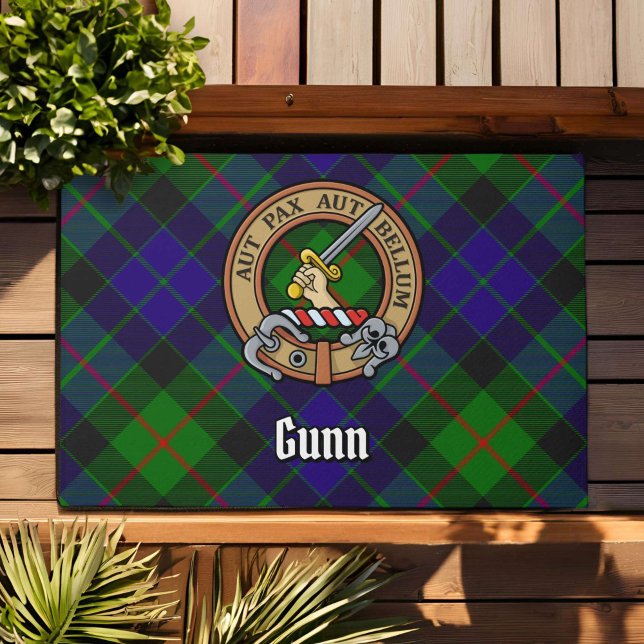 Clan Gunn Wappen über Tartan Fußmatte (Von Creator hochgeladen)