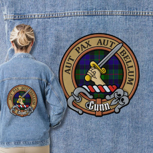 Clan Gunn Wappen über Tartan Jeansjacke