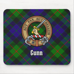 Clan Gunn Wappen über Tartan Mousepad