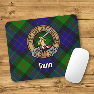 Clan Gunn Wappen über Tartan Mousepad