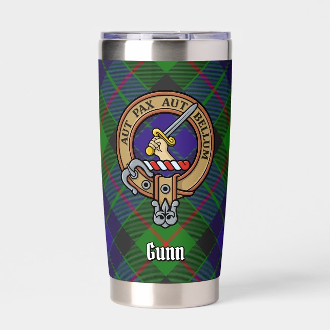 Clan Gunn Wappen über Tartan Thermobecher (Vorderseite)