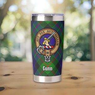 Clan Gunn-Wappen über Tartan Thermobecher