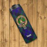 Clan Gunn Wappen über Tartan