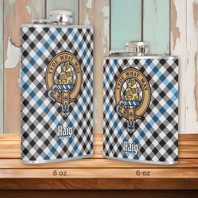 Clan Haig-Wappen über Check-Tartan Flachmann (Von Creator hochgeladen)