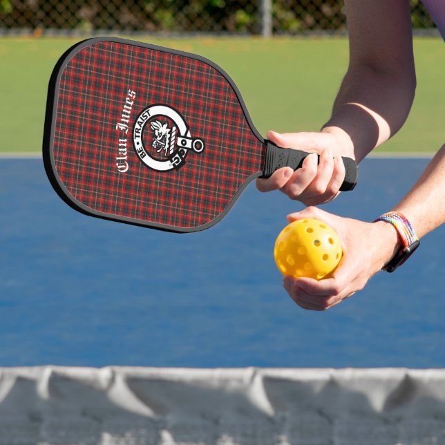 Clan Innes Wappen Abzeichen und Tartan Pickleball Schläger (InSitu)