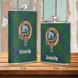 Clan Kennedy Wappen über Tartan Flachmann