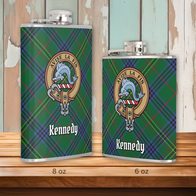 Clan Kennedy Wappen über Tartan Flachmann (Von Creator hochgeladen)