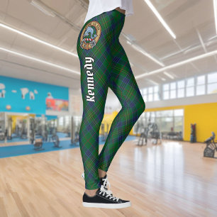Clan Kennedy Wappen über Tartan Leggings