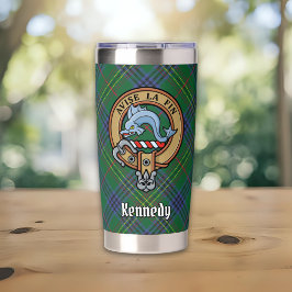 Clan Kennedy Wappen über Tartan Thermobecher