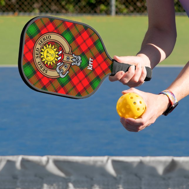 Clan Kerr-Wappen über Tartan Pickleball Schläger (InSitu)